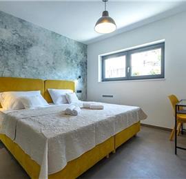 4 bedroom villa with infinity pool and sea views in Crikvencia, Rijeka, sleeps 8